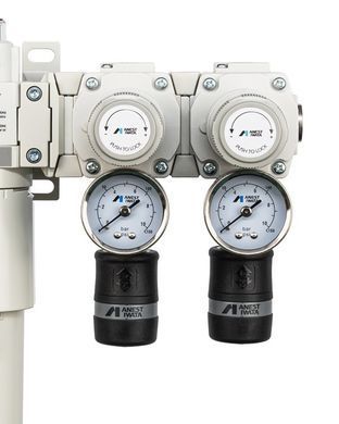 Anest Iwata AIR FILTER 2.0 Junior &mdash; крупный план регулятора давления и двух манометров с быстросъёмными муфтами
