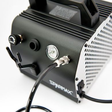 Sparmax AC-27 &mdash; регулятор давления, манометр и штуцер подключения шланга крупным планом