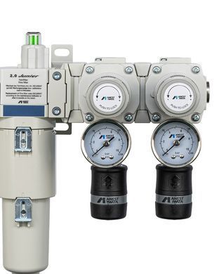 Anest Iwata AIR FILTER 2.0 Junior &mdash; крупный план регулятора давления, манометров и таблички "Feinfilter" тонкого фильтра