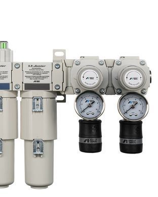 Anest Iwata AIR FILTER 2.0 Junior &mdash; крупный план регулятора давления, манометров и таблички "Aktivkohlefilter" угольного фильтра