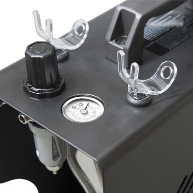 Sparmax TC-610H Plus &mdash; верхняя панель крупным планом: регулятор давления, манометр, два держателя для аэрографа