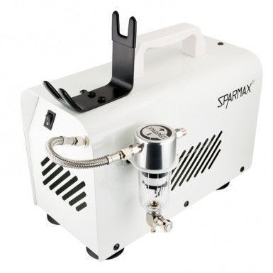 Компрессор Sparmax TC-2000H, вид спереди слева &mdash; виден выключатель, вентиляционные решётки и складной держатель для аэрографа